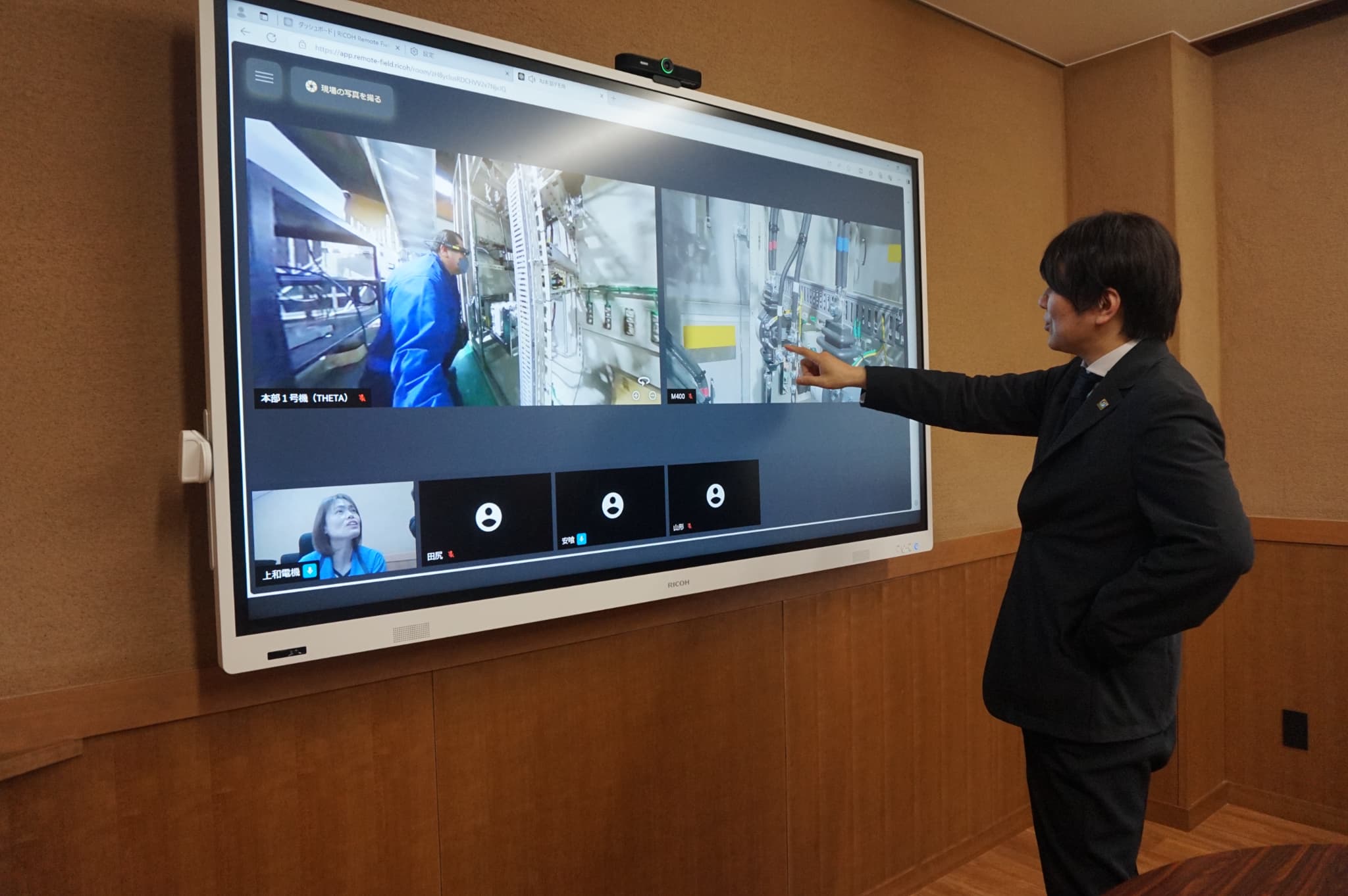 RICOH THETAで撮影した360 °の映像とウェアラブルカメラで撮影し た詳細な映像を、RICOH Interactive Whiteboardに並べて表示